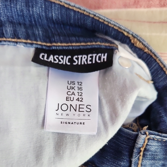 Jones New York Mid-Wash Denim Jean Cruise Short Size 12 - Picture 8 of 12